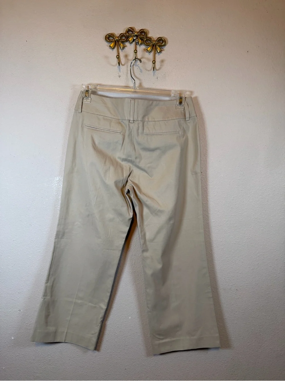 Banana Republic Khaki Straight-Leg Pants with side hip pockets. 100%Cotton  8